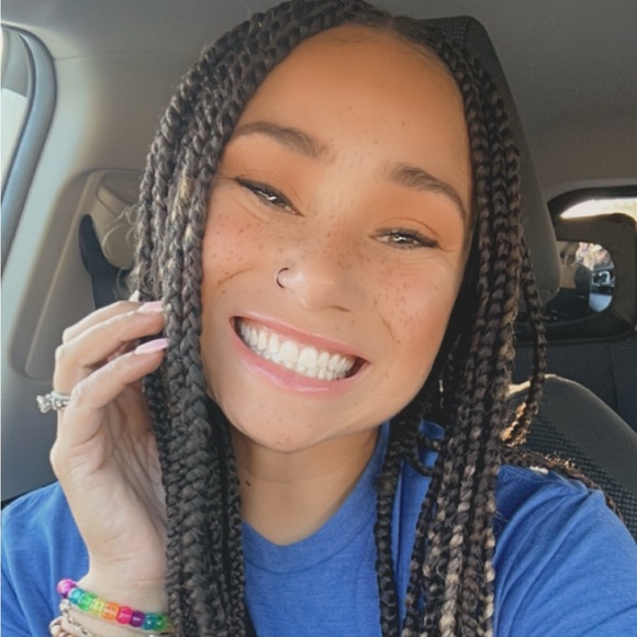 Meet your Posher, Lydia - Picture 1 of 1